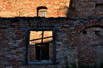 Schloßruine Hartenberg, Mauerwerk mit Fensterdurchblick in der